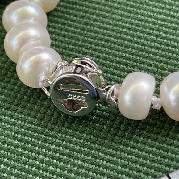 925 Sterling Silver White Freshwater Pearl Necklace With Flower Shaped Clasp - Picture 6 of 10